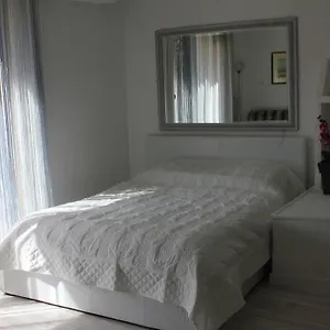 Studio De Charme Avec Sa Terrasse En Plein Coeur De LʼIsle-sur-la-Sorgue